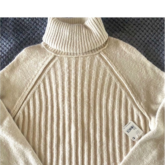 NWT. Free People Big City Turtleneck - Picture 6 of 14
